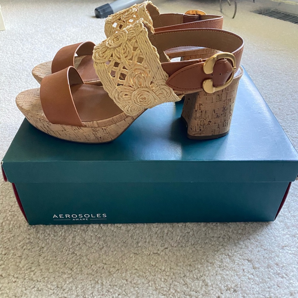Aerosoles Catya natural combo vegan Rafia 923 in size 8.5. Excellent condition.